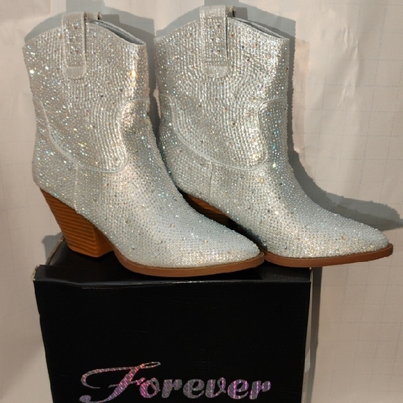 Women's Crystal Rhinestone Embellished  Silver Western Boots Size 8 - Picture 1 of 7